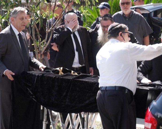 video:-mourners-attend-funeral-of-rabbi-killed-in-bondi-shooting