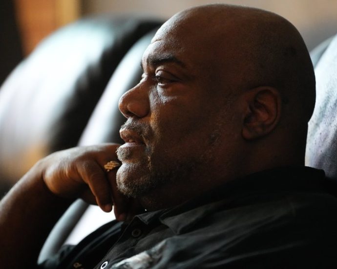 to-find-living-donors-for-kidney-transplants,-a-pilot-program-turns-to-social-networks