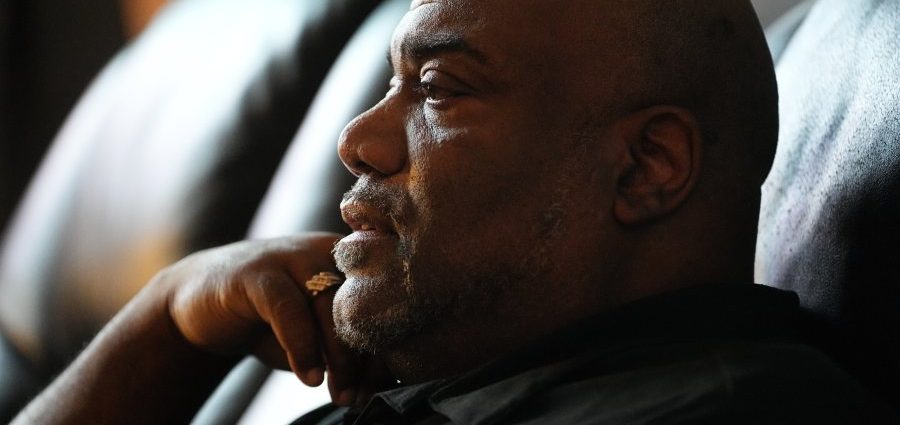 to-find-living-donors-for-kidney-transplants,-a-pilot-program-turns-to-social-networks