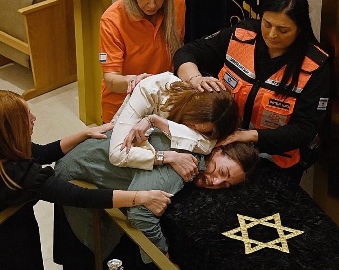 suspected-gunman-in-sydney’s-bondi-beach-massacre-charged-with-59-offences,-police-say