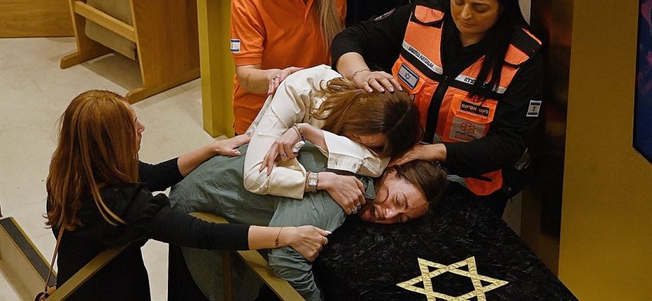 suspected-gunman-in-sydney’s-bondi-beach-massacre-charged-with-59-offences,-police-say