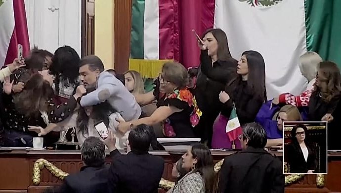 chaos-erupts-in-mexico-city’s-congress-during-transparency-reform-debate