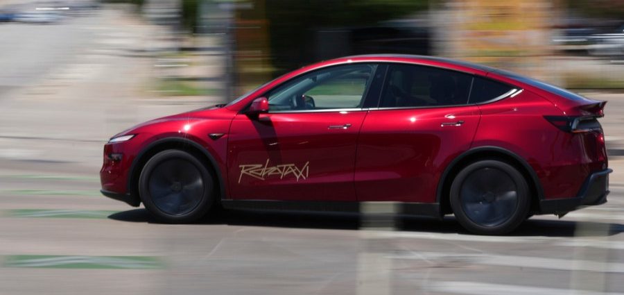 tesla-robotaxis-now-test-driving-in-austin-without-humans-on-board