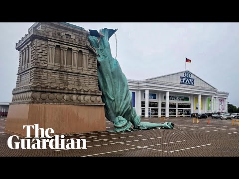 moment-statue-of-liberty-replica-collapses-due-to-wind-in-brazil