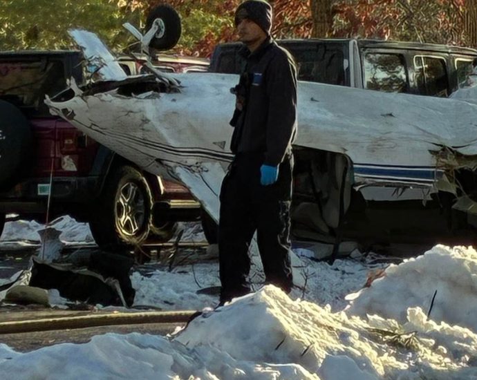 small-plane-crashes-in-residential-n.h-neighborhood