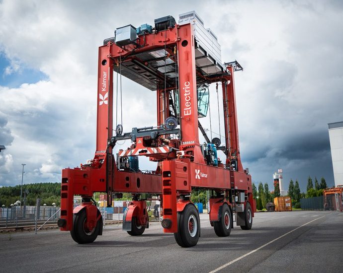 kalmar-launches-next-generation-533-kwh-battery-pack-for-electric-straddle-carriers