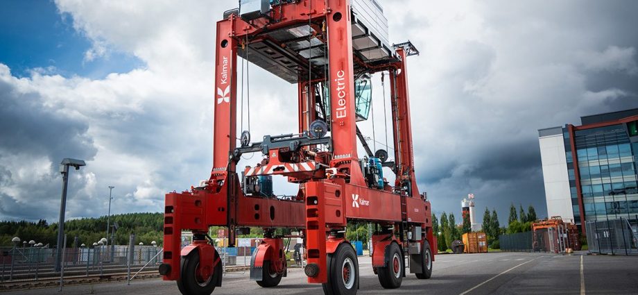 kalmar-launches-next-generation-533-kwh-battery-pack-for-electric-straddle-carriers