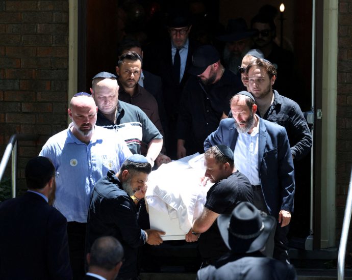 mourners-pay-tribute-to-10-year-old-killed-in-bondi-massacre