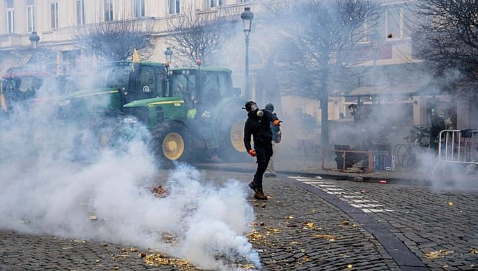 farmers-clash-with-police-near-european-parliament-in-brussels