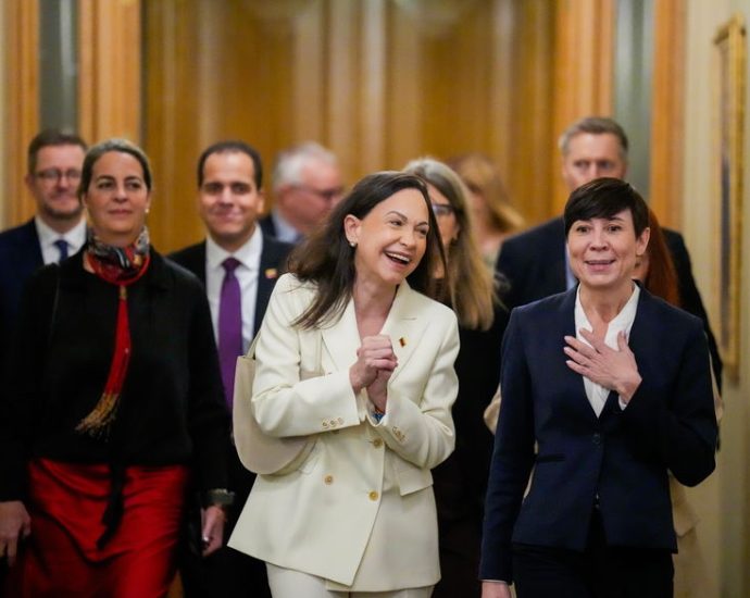 julian-assange:-sweden-broke-its-own-laws-with-nobel-prize-to-venezuela’s-machado