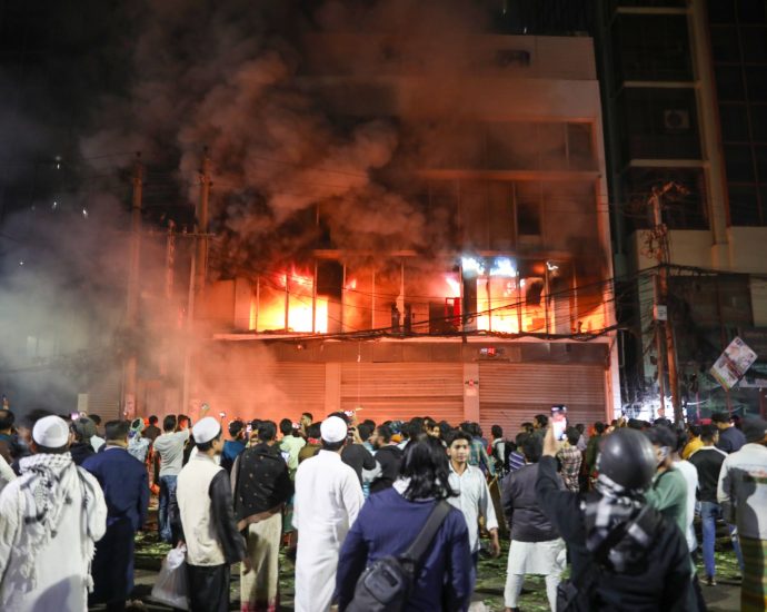 bangladesh-protests-live:-violence-after-activist-sharif-hadi-dies