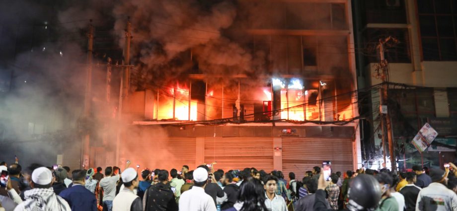 bangladesh-protests-live:-violence-after-activist-sharif-hadi-dies