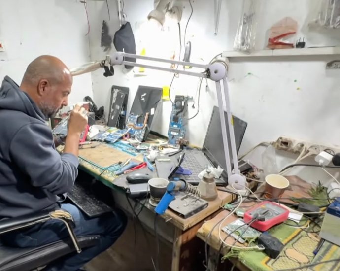 gaza’s-tech-workers-code-from-rubble-as-israel’s-war-destroys-digital-life