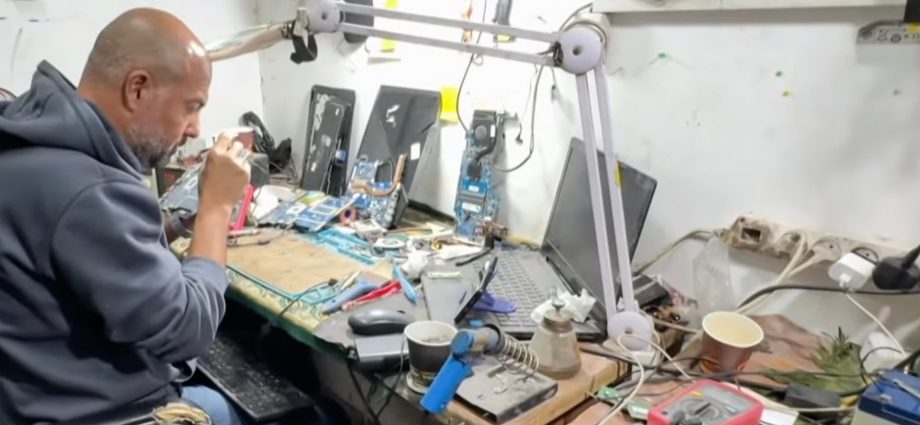 gaza’s-tech-workers-code-from-rubble-as-israel’s-war-destroys-digital-life