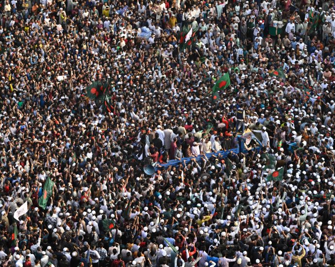 protests-escalate-in-bangladesh-after-death-of-student-leader-hadi