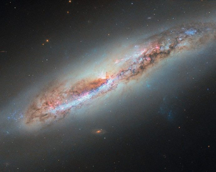 hubble-glimpses-galactic-gas-making-a-getaway