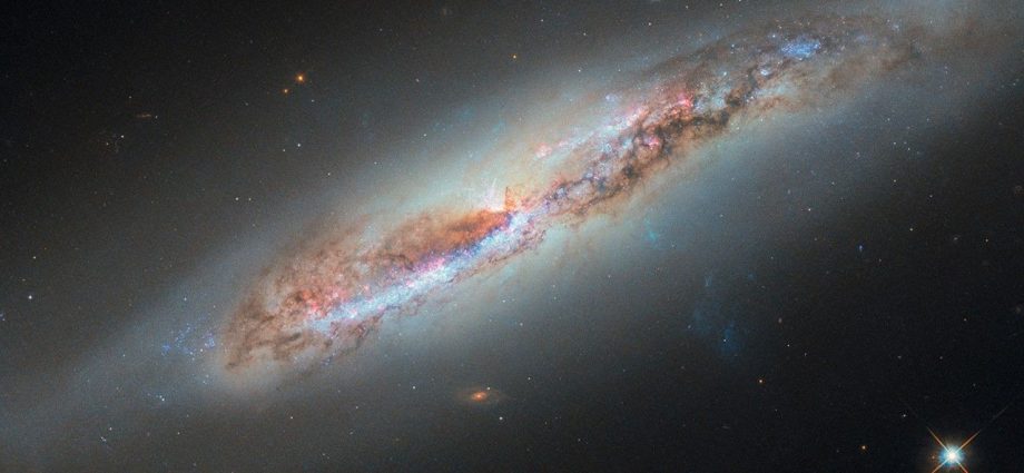hubble-glimpses-galactic-gas-making-a-getaway
