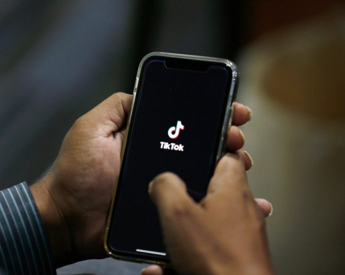 tiktok-signs-deal-with-us-investors-to-avoid-ban