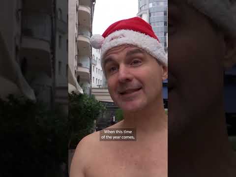 swimsuit-santa-runners-brave-the-cold-in-budapest