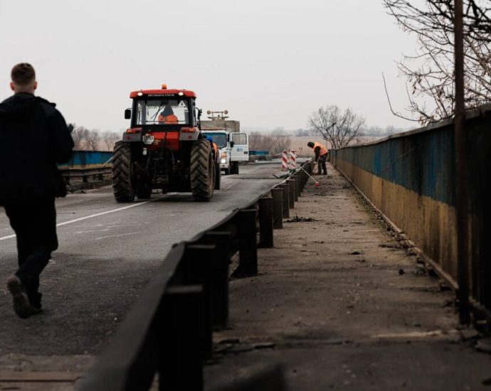 ukrainians-already-live-12–16-hours-without-power.-now-russia-threatens-60%-of-their-fuel-supply