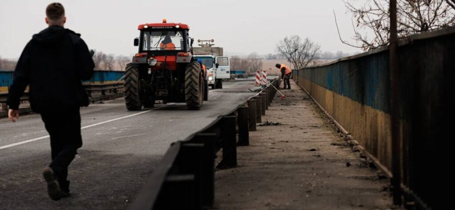 ukrainians-already-live-12–16-hours-without-power.-now-russia-threatens-60%-of-their-fuel-supply