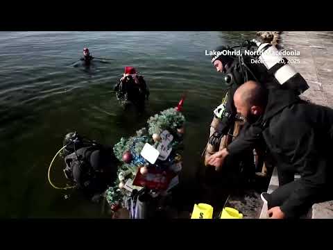 scuba-divers-deck-the-depths-with-underwater-christmas-tree-|-reuters