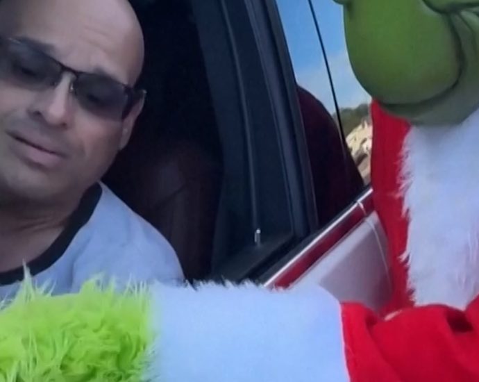 florida-officer-pulls-people-over-as-grinch