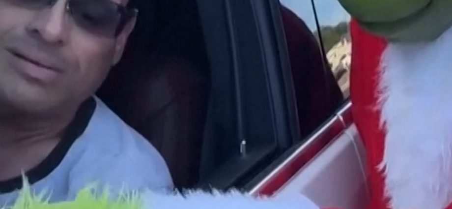 florida-officer-pulls-people-over-as-grinch