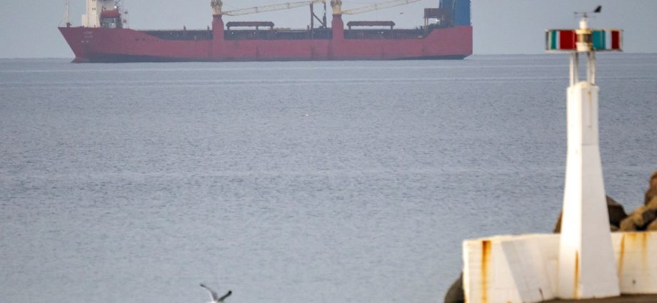 swedish-authorities-board-sanctioned-russian-ship-in-national-waters