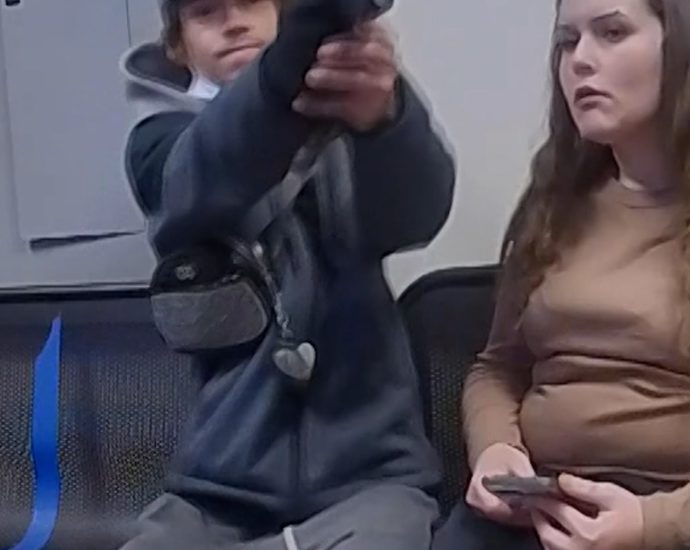 suspected-shoplifter-pulls-gun-on-ohio-officer