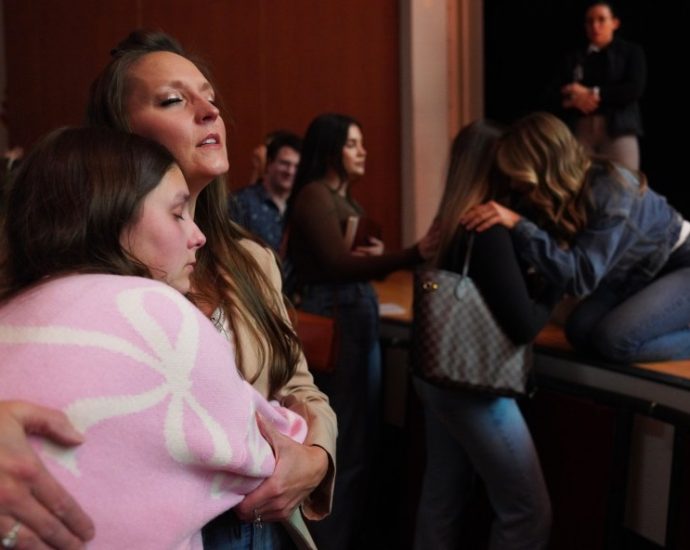 these-influencers-are-teaching-christianity-online-—-and-young-people-are-listening