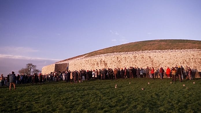 winter-solstice-at-ireland’s-newgrange-attracts-2,000-visitors