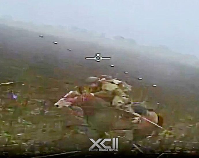 drone-vs-horseman:-ukrainian-fpv-strike-ends-bizarre-russian-cavalry-charge-(video)