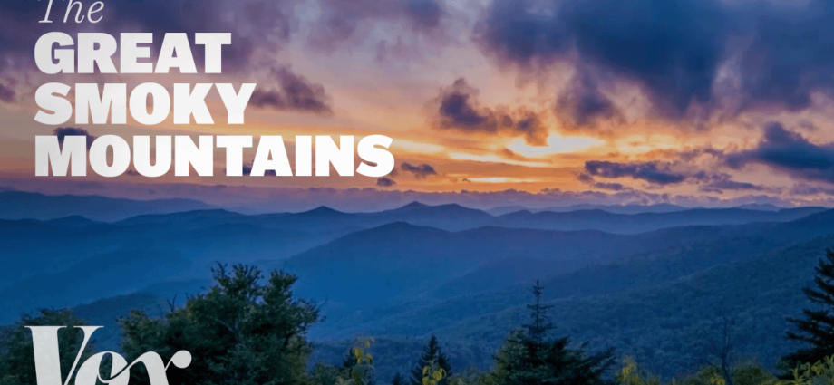 What makes the Great Smoky Mountains smoky?
