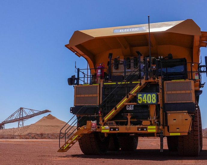 bhp-and-rio-tinto-bring-caterpillar-electric-haul-trucks-to-the-pilbara