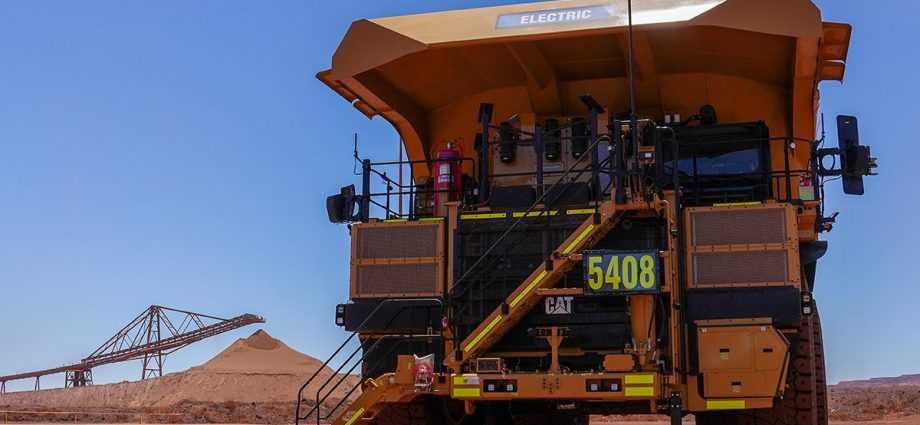 bhp-and-rio-tinto-bring-caterpillar-electric-haul-trucks-to-the-pilbara