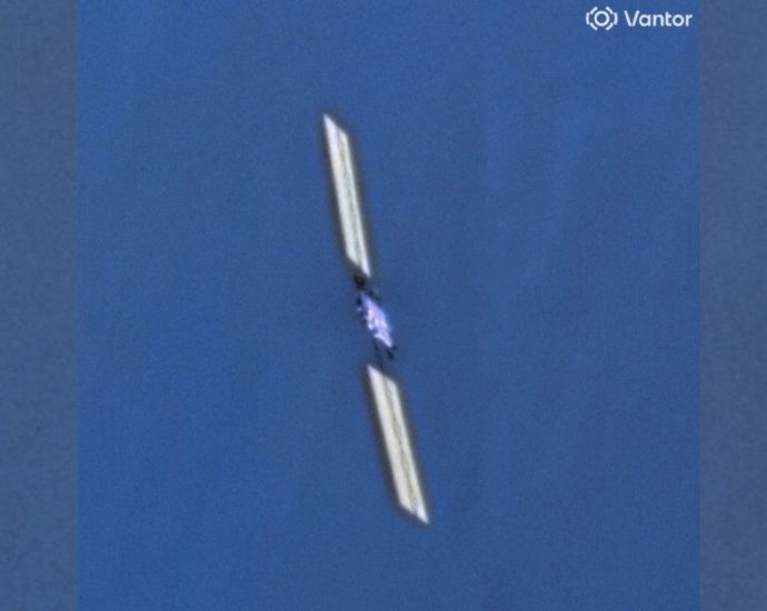 Doomed SpaceX Starlink satellite photographed from orbit