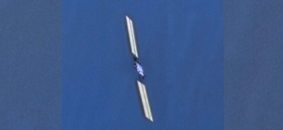 Doomed SpaceX Starlink satellite photographed from orbit