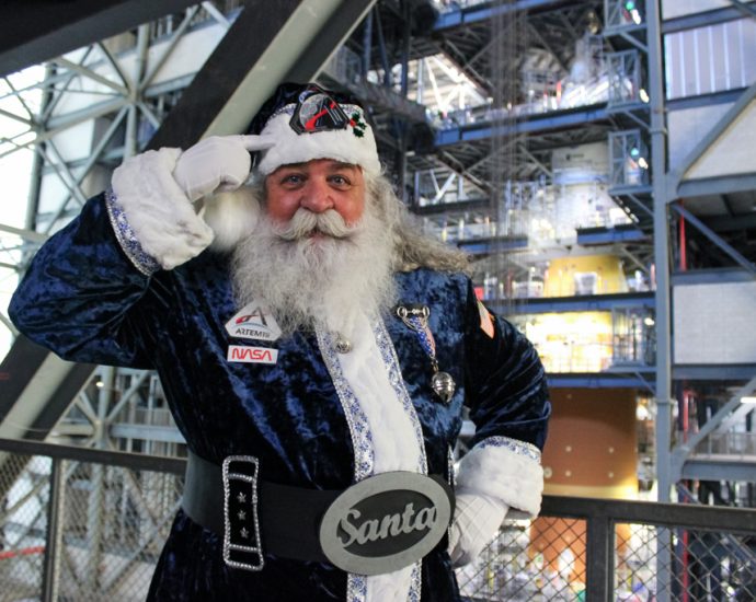 santa-visits-artemis-ii-rocket