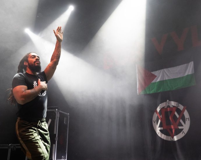 police-end-probe-of-bob-vylan-over-“death-to-the-idf”-chant-at-glastonbury