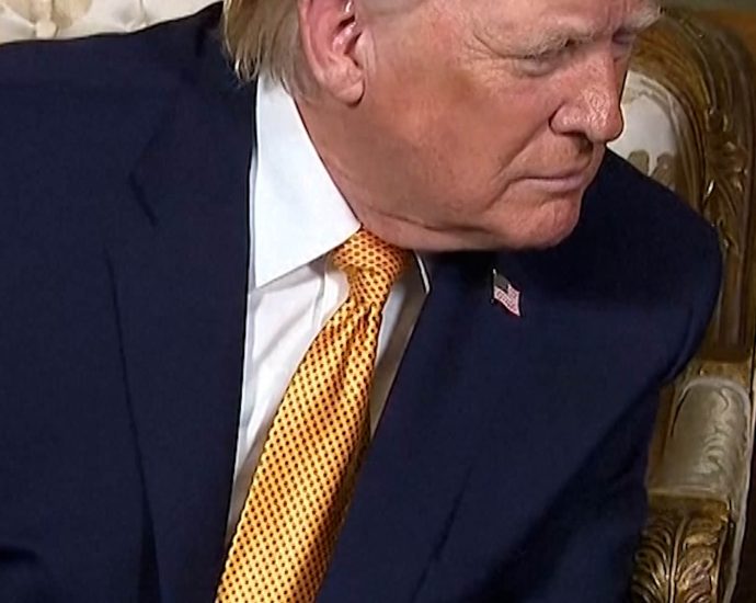 the-traitor-takes-calls-from-children-tracking-santa