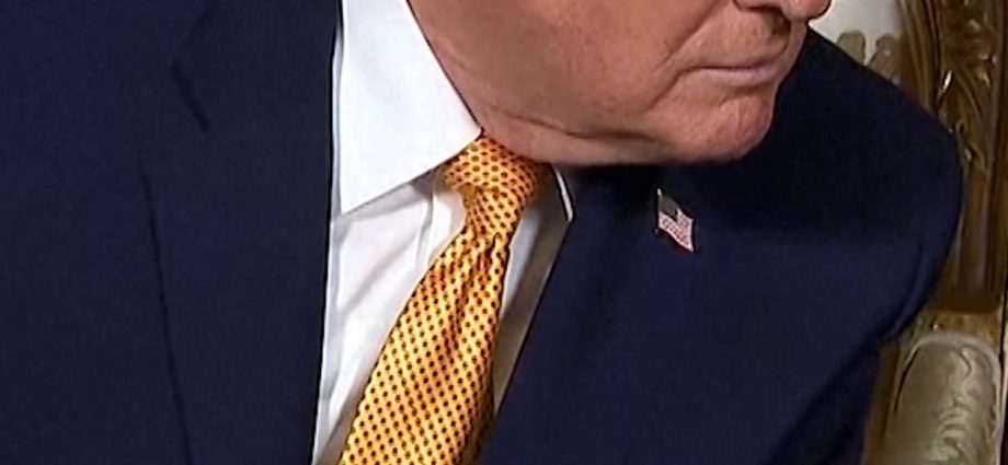 the-traitor-takes-calls-from-children-tracking-santa