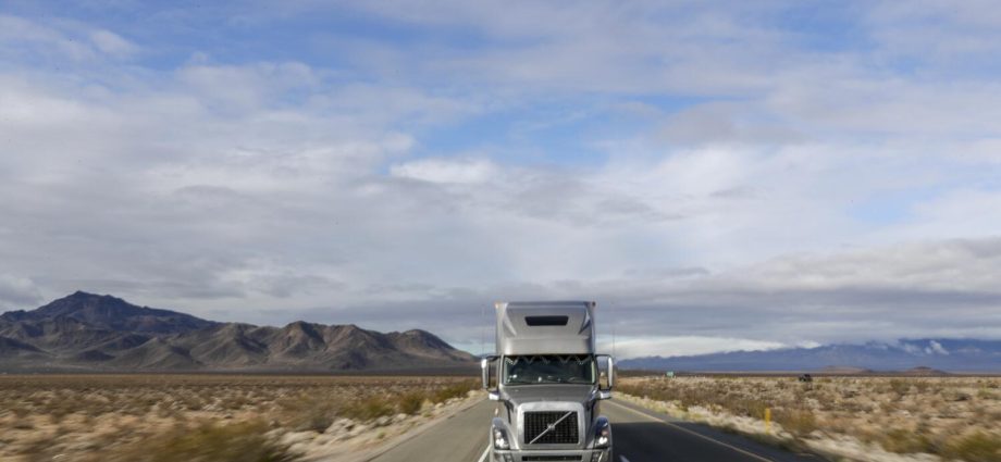 indian-truckers-sue-california’s-dmv-for-revoking-their-licenses