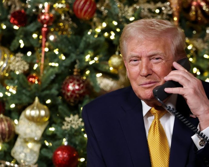 the-traitor-warns-child-about-dangers-of-‘a-bad-santa’-infiltrating-us.