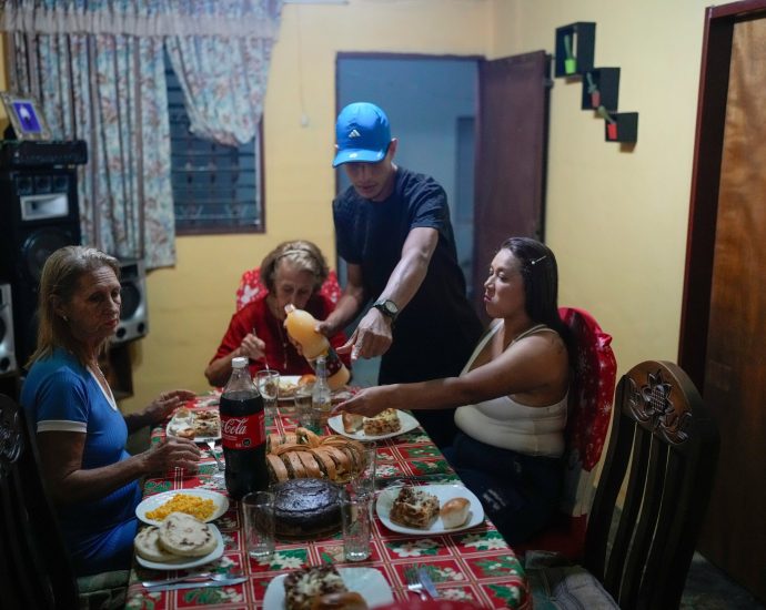 photos:-a-venezuelan-family-christmas-–-from-the-us-dream-to-poverty