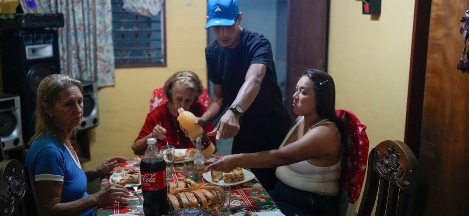 photos:-a-venezuelan-family-christmas-–-from-the-us-dream-to-poverty
