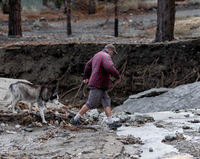 christmas-brings-respite-from-heaviest-downpour,-but-flooding,-mudslide-risks-persist