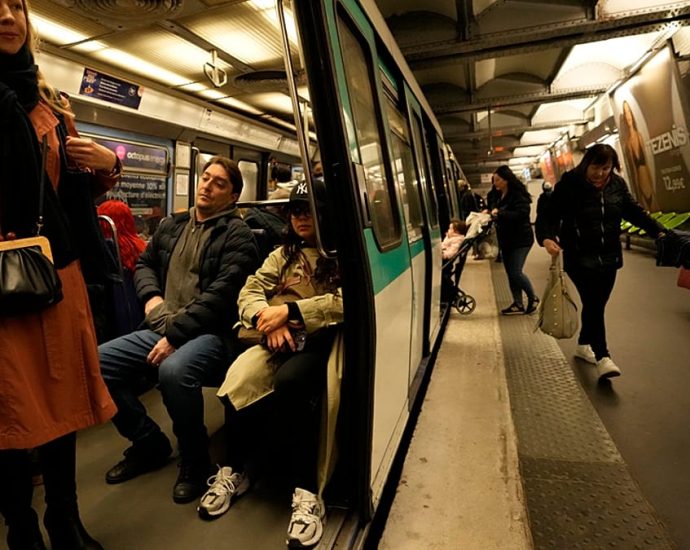 knife-attack-on-paris-metro:-three-women-injured,-suspected-attacker-arrested