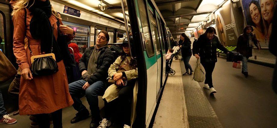 knife-attack-on-paris-metro:-three-women-injured,-suspected-attacker-arrested