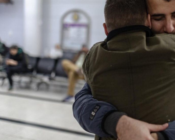 he-risked-his-life-for-american-soldiers-in-afghanistan.-would-america-let-him-in?